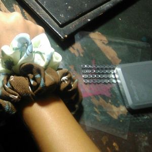 BUNDLE FLOWER SCRUNCHIES